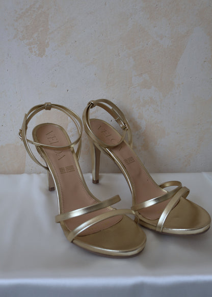 Tacones dorados
