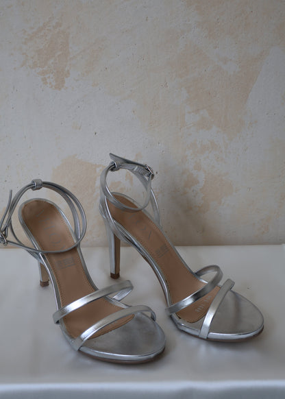 Tacones plateados